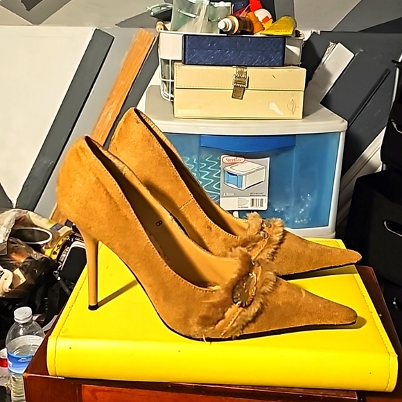 New Suede w/Fur Designer Shoes by Dangerous, Sz 8, Tan, Pointy Toe, 3" Heel - Picture 3 of 11